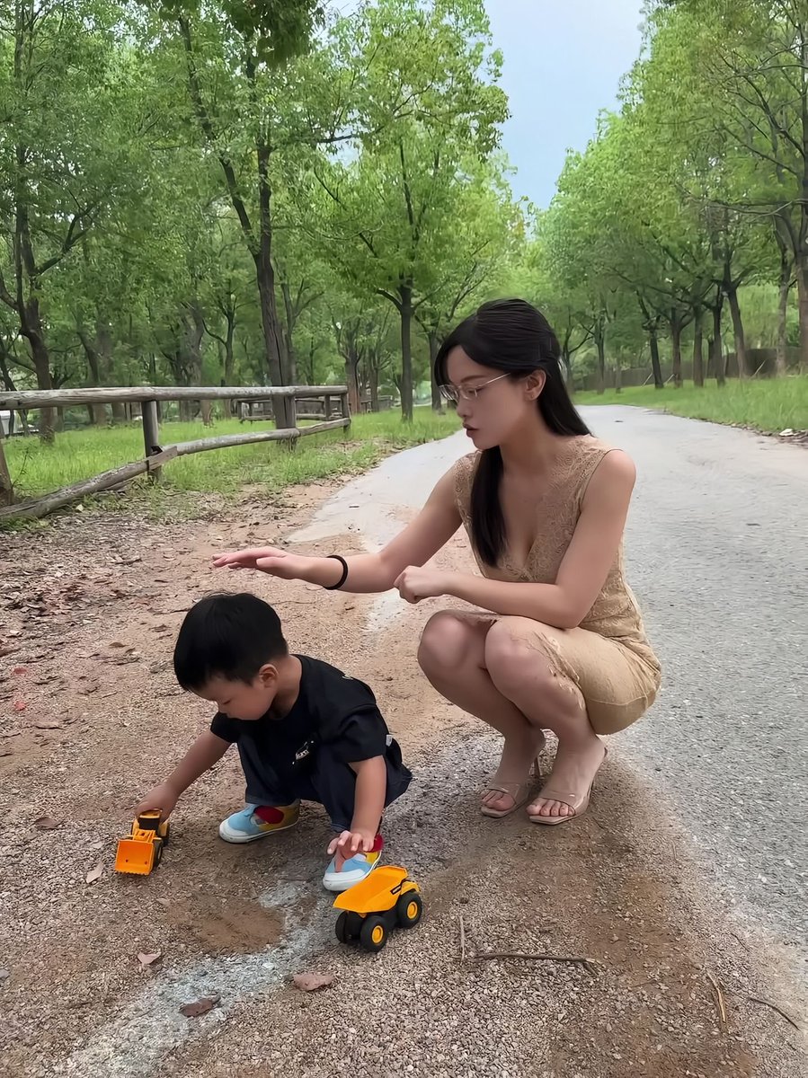 GeorgeSmititu's tweet photo. 现终于不用在赶时间，而是把每个当下叠成纸船，或许纸船会沉，但至少，曾让水流记住过纸船的形状。 https://t.co/ETmORqqlB4