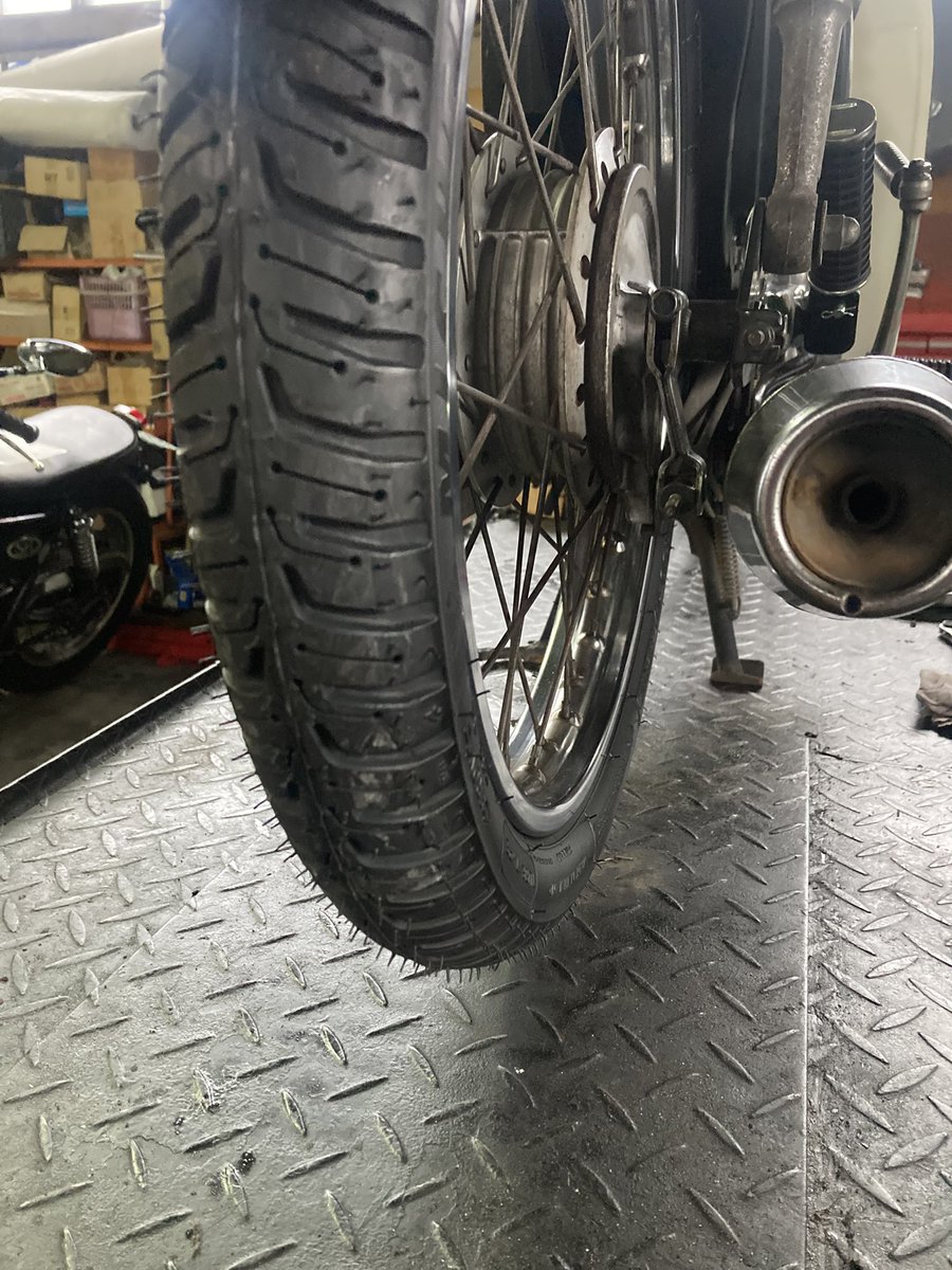 来月に江南でカブミーティングが有る様なので、カブ90を整備中。今日は前後タイヤ交換とブレーキ前後OHしましたよ👍チェーン＆スプロケも準備したけど未だ使える状態だったので在庫部品にしておきます　#スーパーカブ　#鉄カブ　#カブ90