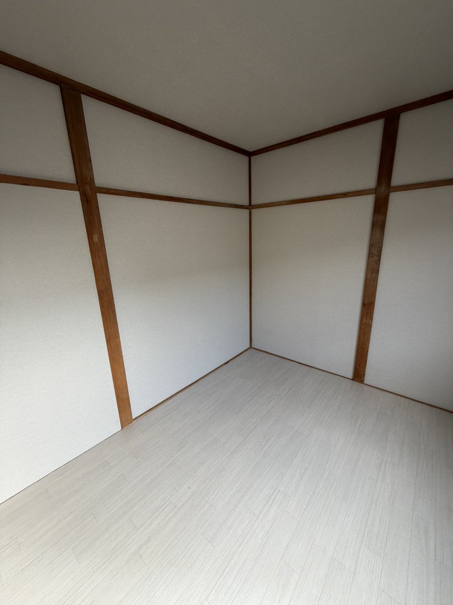sososasa86's tweet photo. 小さな助手と不動産活動。
業者さんに修繕工事して頂いた部屋の確認。ケチってしまったので自分でやる修繕が結構ありそうだ💦
外の換気口も冬に向けて閉じてきました。 https://t.co/NkDIwHAs8H