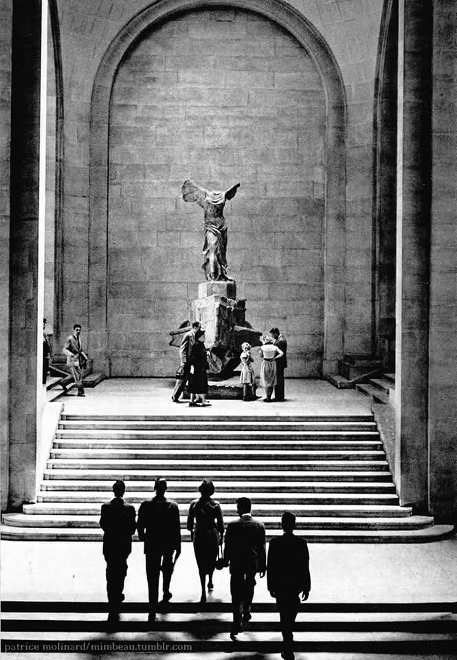 ParisAMDParis's tweet photo. Bonjour. 

📸 Patrice Molinard. 
La Victoire de Samothrace, musée du Louvre 
1950. Paris 
Envole-toi! https://t.co/X6k4kv8z3C