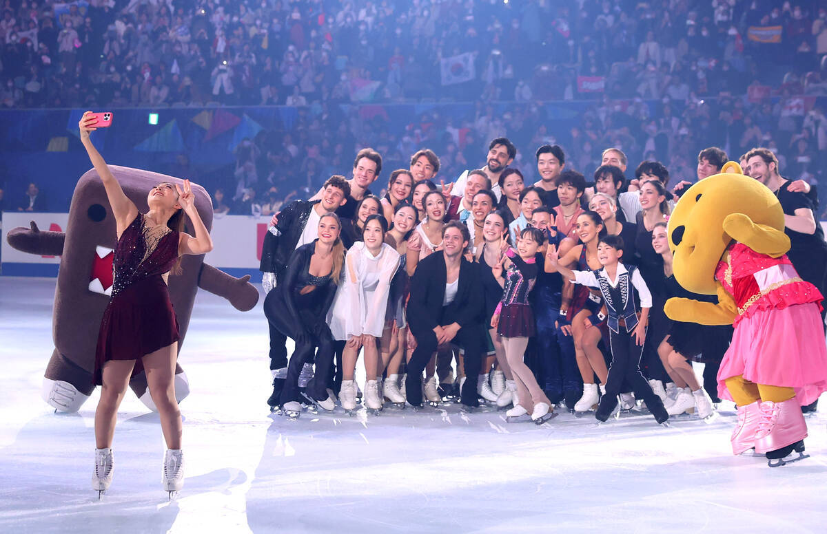 figure_hochi's tweet image. 坂本花織、“恒例”の自撮りでフィナーレ…現役最後のＮＨＫ杯エキシビで大トリ
hochi.news/articles/20251…
#フィギュアスケート #figureskating