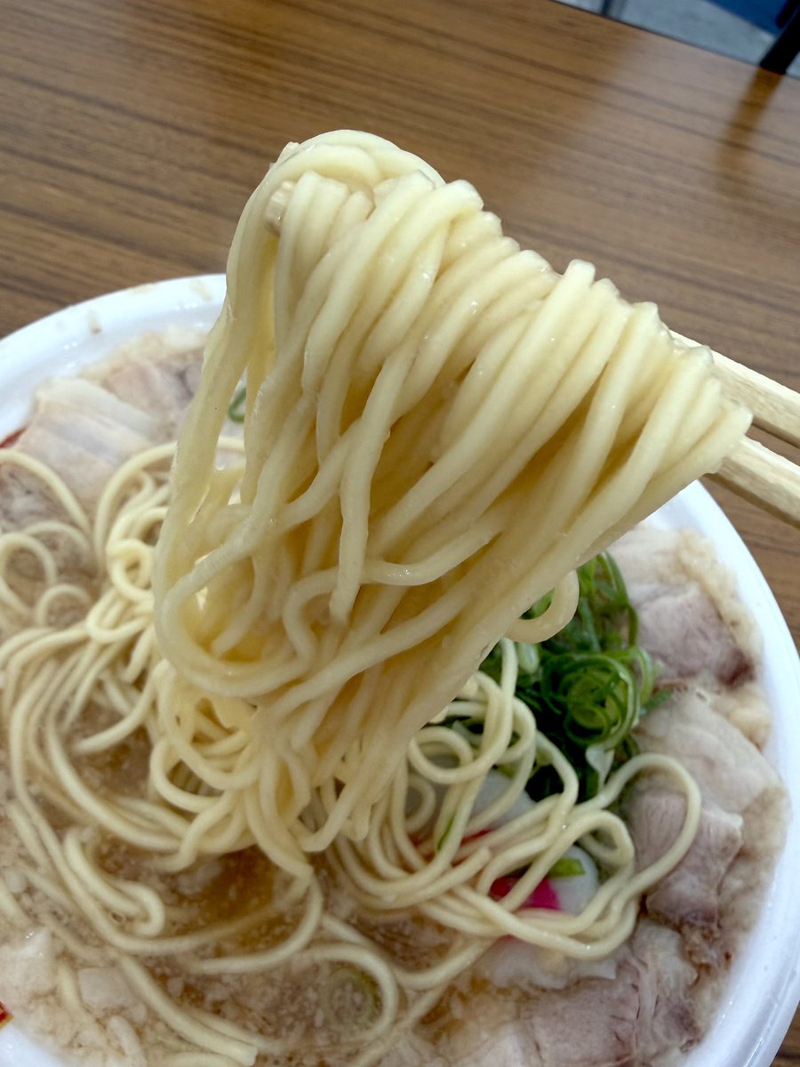 Hinoppy87's tweet photo. 大つけ麺博 秋の新作ラーメン祭

【🐳くじら食堂🐳】
🍜背脂こってりラーメン (シモムー盛りw)

上質で甘〜いプチプチ背脂が表面を覆った醤油ダレ仕立ての分厚いコク旨豚骨スープに､ツルシコ細麺が激ウマな一杯っ❗激ウマ豚骨スープが堪らーん😍フワトロの神豚も旨味⤴♡コレをお店で食べたいデス🤗 https://t.co/ZRQMbgaNSi