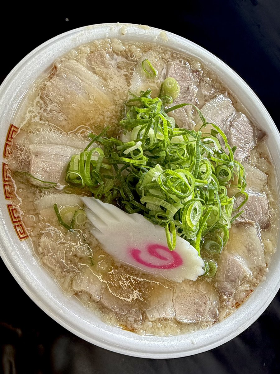 Hinoppy87's tweet photo. 大つけ麺博 秋の新作ラーメン祭

【🐳くじら食堂🐳】
🍜背脂こってりラーメン (シモムー盛りw)

上質で甘〜いプチプチ背脂が表面を覆った醤油ダレ仕立ての分厚いコク旨豚骨スープに､ツルシコ細麺が激ウマな一杯っ❗激ウマ豚骨スープが堪らーん😍フワトロの神豚も旨味⤴♡コレをお店で食べたいデス🤗 https://t.co/ZRQMbgaNSi