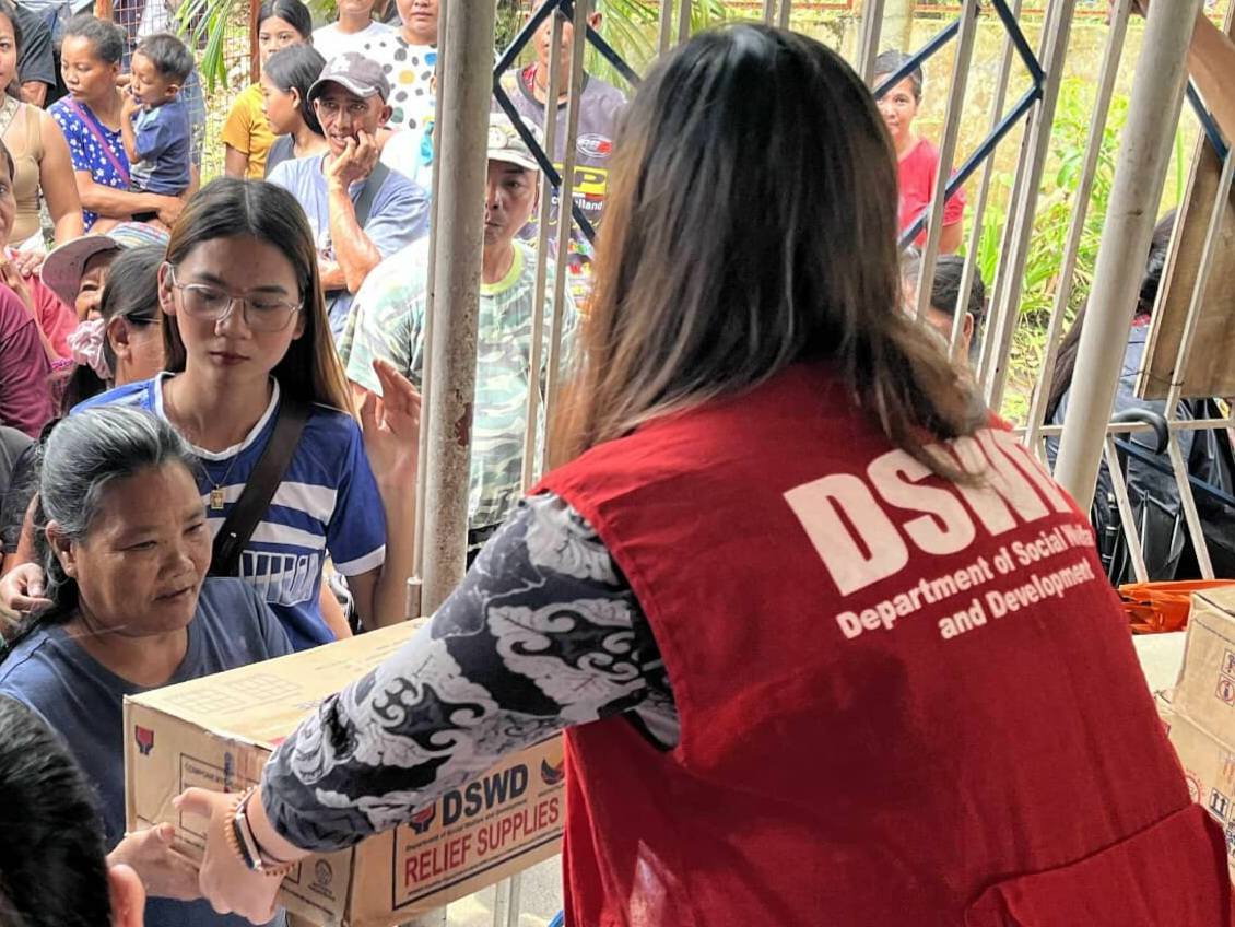 Walang Humpay na Malasakit Para sa La Carlota, Hatid ng DSWD FO-NIR

Batid ni Pangulong Ferdinand R. Marcos Jr. ang pangambang nararanasan ng ating mga kababayang tinamaan ng Typhoon #TinoPH kaya ang kanyang tagubilin kay DSWD Secretary <a href="/rex_gatchalian/">Rex</a>, maghatid ng kapanatagan ng