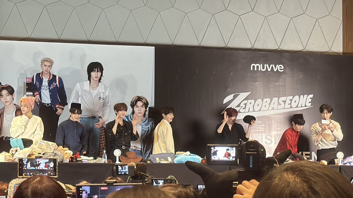 MATTHEW HANBIN TAERAE BAJU MELAYU