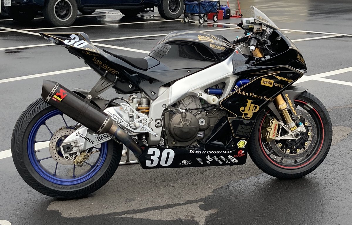 近くにバイク置き場があるのに斜め停めて一台分アピールしてくるのほんと迷惑w