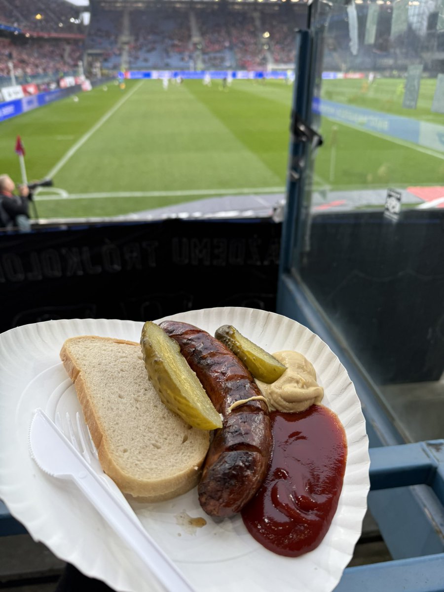 Troszkę z innej beczki. Kiełbasa na meczu podawana z pojemnika ponoć trzymającego ciepło… generalnie zimna. 25 ziko. Catering do wymiany… 
#wislakrakow