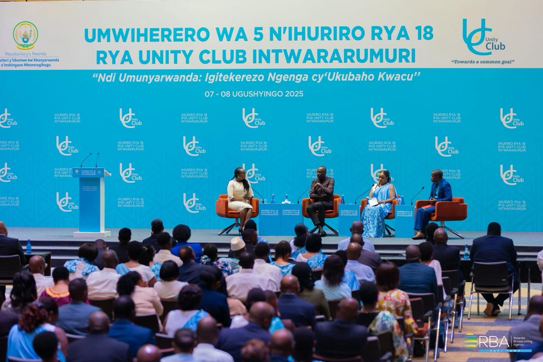 JustinNsengima's tweet photo. Perezida wa Repubulika Paul Kagame yavuze ko u Rwanda nk’Igihugu, kitari mu kirwa cyonyine, ahubwo gituranye n’ibindi bihugu bya Afurika.

Ni ubutumwa yatangiye mu gitaramo gisoza Ihuriro rya 18 ry’Umuryango Unity Club Intwararumuri.

Ati “Nta gihugu kibaho nk’ikirwa, igihugu kibaho kikabana n’ibindi.”  kuzirikana inshingano n’amahitamo y’Abanyarwanda.

Ati “Turi abayobozi ngo tugire dute cyangwa tugira dute? Ariko ndagira ngo mbabwire ko ibi byose mvuga ndabihera ku bya ngombwa bya ‘Ndi Umunyarwanda; igitekerezo ngenga cyo kubaho kwacu.” 
Perezida @PaulKagame yavuze ko Abanyarwanda bafite impamvu bahisemo kubaho.

Ati “Muri uko kubaho wacu tuvuga hari n’impamvu uhitamo uko ushaka kubaho. Ntabwo impamvu yaba, gukesha kubaho kwawe, ubuzima cyangwa imibereho y’abandi, guhora ubateze amaso ko ari bo bagomba kukubeshaho.” 
 aho u Rwanda rwavuye n’aho rugeze bishingiye ku bwitange bw’abayobozi bafatanyije n’abaturage.

Ati “U Rwanda rwacu aho ruvuye, aho rugeze, rwose navuga ko bishingiye kuri mwebwe muri hano ndetse n’Abanyarwanda muyobora na bo babigiramo uruhare ariko iteka kugira ngo ibintu bigende neza kurusha, wajya wibaza uti ariko njyewe, uruhare rwanjye ruba uruhe? Umusanzu wanjye ni uwuhe? Ntibibe ko ugendera gusa ku bandi ngo twabigezeho.” 
 ubufatanye bwubaka Igihugu cyane ko buri muntu aba afite ubushobozi butandukanye n’ubw’undi.

Ati “Uko twese turi hano, abantu bafite ubushobozi butandukanye ndetse no gushishoza bitandukanye. Ibyo ubundi ni byiza, iyo bihujwe muri ubwo buryo butandukanye bituma twese twatera imbere. Ariko rero ihurizo riri hano; u Rwanda, Afurika, mu myaka 50 ishize, twari turi hehe? Aho twari turi urebye biri hafi gusa n’aho turi nyuma y’iyo myaka.”
Perezida Kagame yavuze ko bitumvikana ukuntu ibihugu bya Afurika byasigaye inyuma.

Ati “Ikibazo cyacu kiba ikihe? Cyatuma abo twari kumwe, twari mu rugero rumwe mu myaka 50 ishize, 60 batera imbere inshuro 100 n’izirenze, twe turi aho. Kandi wareba hirya no hino ugasanga ntabwo turi aho gusa, ahubwo abantu baratekanye, ndetse wanavuga inenge mukaba mwabipfa, mukaba mwarwana.” 
 Abanyarwanda n’Abanyafurika muri rusange bagomba gushaka umuti w’ibibazo bituma basigara inyuma.

Ati “Ikibazo muri twe tugomba kugishakira umuti byanze bikunze, kuko abantu bose bagera aho bakavuga ko bashaka gutera imbere, bashaka kuba neza. Niba ari byo, bikorere kandi birashoboka, wabigeraho, ariko umuntu nabaza impamvu nyuma y’imyaka 50, twaba turi aho dusabiriza 
“Nimumbwire mu bice by’Isi byose muzi, mumpe urugero rw’Igihugu abantu bakijijwe n’imiryango itari iya leta? Cyangwa se hari uwakijijwe no gusabiriza kandi ukabona gusabiriza ntabwo bimuteye isoni n’uwo usaba ndetse ukamureba igitsure nk’aho hari icyo agomba kukwishyura. Ibyo abayobozi twicaye hano, tubyumva gute? Tubisobanura gute? Icyo kibazo tudakora tugishakira umuti n’ibi byose tuvuga, dukora cyangwa tuganira biba amagambo gusa.” 
yibukije Abanyarwanda ko nta gihugu cyakizwa no gusabiriza. #UnityClub18thForum #UnityClubIntwararumuri
@UnityClubRw