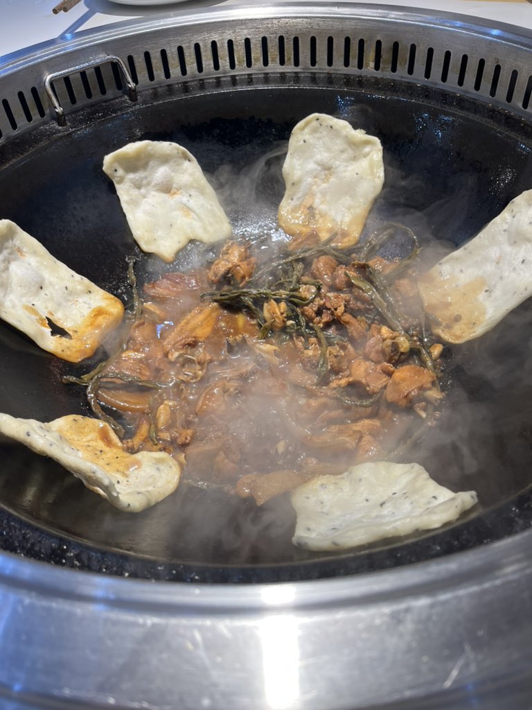 Xiaobaihu_SB's tweet image. 鶏鍋を食べようと誘われた。
なんか思ってた料理と違った。
中国の料理は奥深いや。

←出てきた鶏鍋
想像していた鶏鍋→