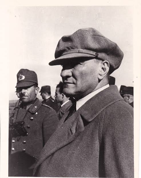 astrocin37's tweet image. Bir ömrü büyük türk ulusu için adamış bu ülkeyi kurmak için hayatını yaşayamamış bizlere yaşayacak bir vatan vermiş olan yüce ebedi Başkomutan Gazi Mustafa Kemal ATATÜRK 
Mekanın cennet olsun yattığın yer incitmesin seni minnettarız sana