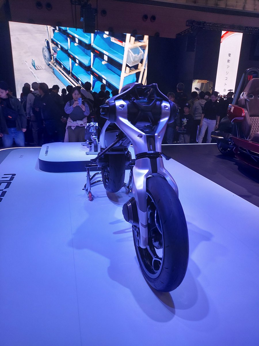 aifuse_hirata's tweet photo. モビリティショーに行ってきた！AIが人を認識して動くヤマハのMOTOROiD
バイクにもAIの時代。
「どうなの？」と思いつつも、人と機械の境界がどんどん曖昧になっていくのを感じた。
👉 
https://t.co/TtjVCHgU26
#YAMAHA #MOTOROiD #モビリティショー #AIバイク https://t.co/11YwCCl1ug