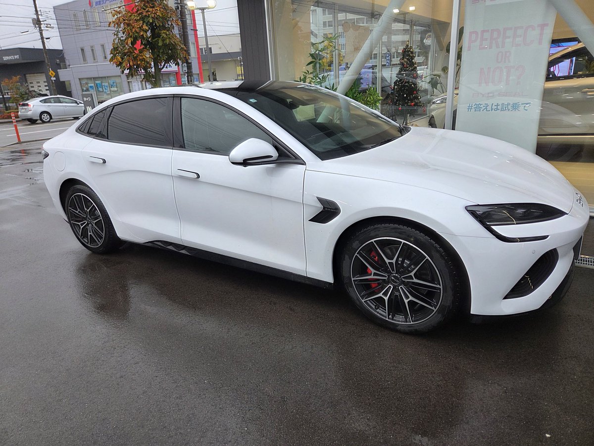 masayan_kazu's tweet image. 新型SEAL AWD試乗出来た
DiSUS-C めっちゃ良いじゃん
最初からこれで出してよ

サンシェード追加で開口部小さくなったのと天井の盛り上がりが気になる
これなら電子シェードの方が良かった
スポーツモードでも相変わらず初速加速は緩やかだけど中間加速は機敏に加速するね
#BYD #SEAL