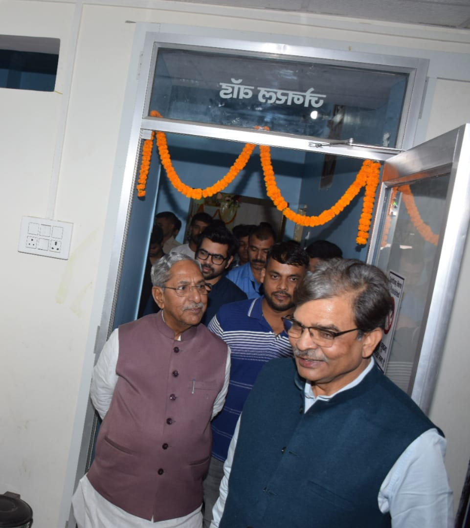 पटना सिटी के नवाब बहादुर रोड स्थित उत्सव हॉल के सामने शिशु रोग विशेषज्ञ डॉ. अरविन्द कुमार जी द्वारा स्थापित चन्द्रप्रभा चाइल्ड केयर सेंटर का आज उद्घाटन किया।

यह संस्थान शिशुओं व बच्चों के उपचार हेतु अत्याधुनिक सुविधाओं से सुसज्जित है। यहाँ 24×7 आपातकालीन सेवा, NICU एवं PICU के