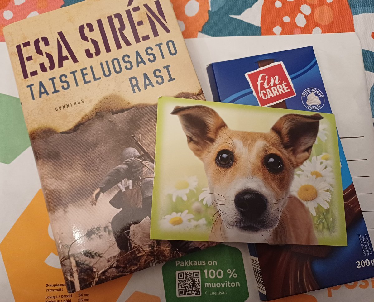 Hyvää isänpäivää! Minun isä on avannut tänä aamuna tämän paketin jonka hänelle lähetin. Jo perinteeksi muodostunut sotakirja, suklaata ja koirakortti. Minun isä on maailman paras isä minulle.🩷