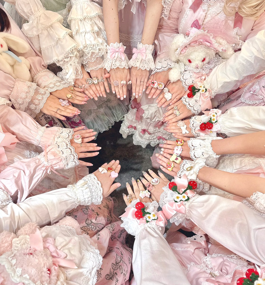 ロリィタって最高🩷
26名のロリィタちゃん大集合.⋆𝜗𝜚