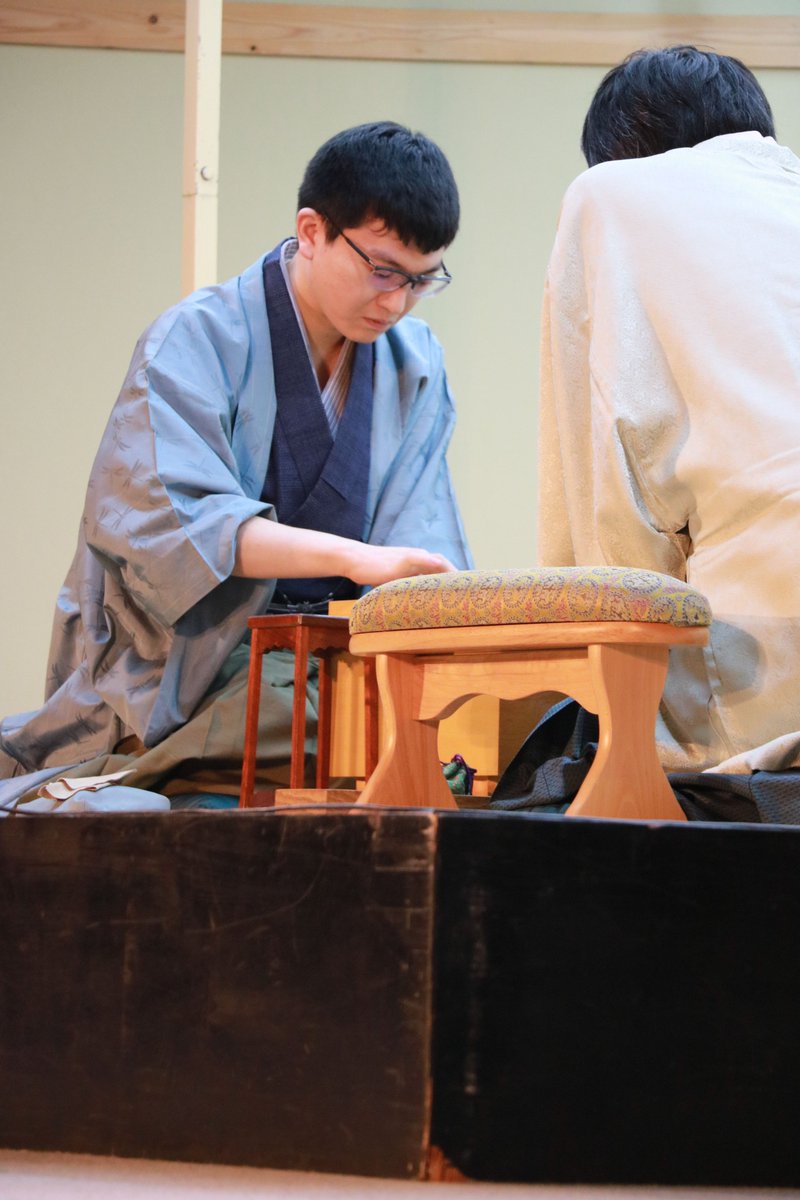 shogi_mobile's tweet photo. #ShogiLive 武蔵＠大阪＞第46回将棋日本シリーズＪＴプロ公式戦準決勝第２局（大阪大会）より、▲永瀬九段－△佐藤天九段の一戦を中継しています。戦型は相居飛車の力戦型。攻め合いの様相を呈した局面で封じ手に入りました。 https://t.co/RsipCkdZlO