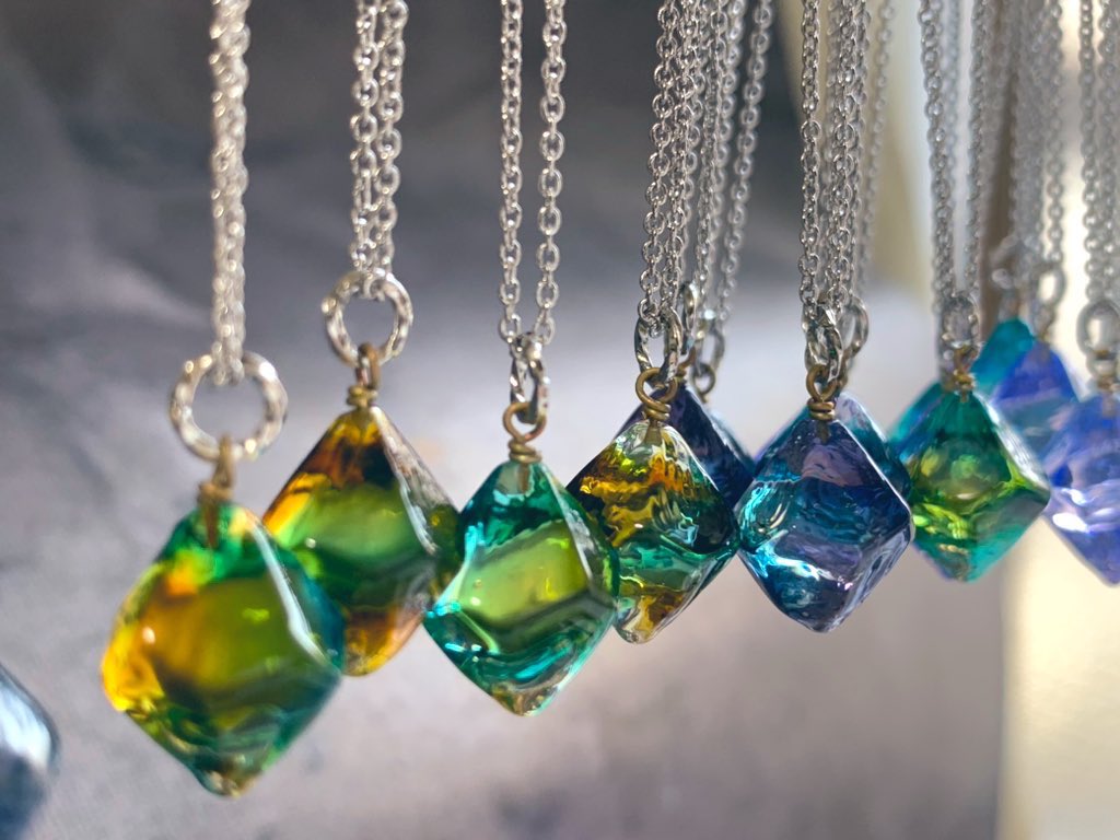 デザフェスRP祭り🎪✨

【夜明玉】
ランプワークによるガラスのアクセサリー。
一粒一粒、ガラスを溶かして製作しています

ピアス・イヤリング、ネックレスの他に簪やイヤーカフも沢山持っていきます🌙

・11/15〜16両日
・南4 P-266,267

#デザフェス62リポスト
#夜明玉DF62 
<a href="/designfesta/">デザインフェスタ公式</a>