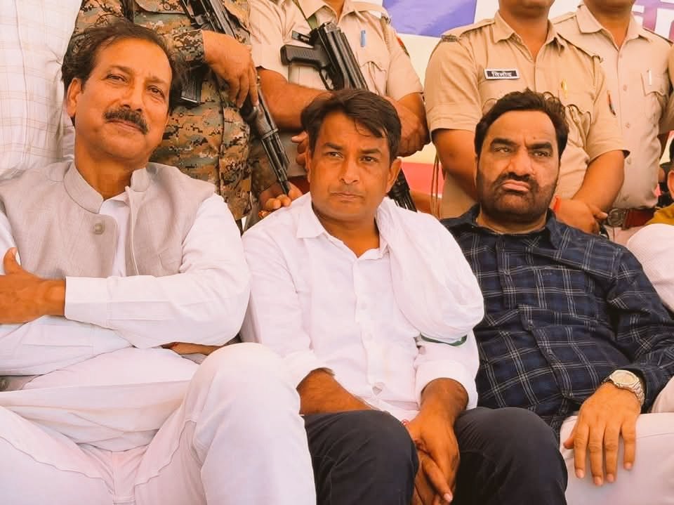 MukeshBangra12's tweet photo. राजस्थान में अंता विधानसभा में नरेश मीणा जीत की और बढ़ रहे हैं।

सांसद हनुमान बेनीवाल जी और पूर्व मंत्री राजेंद्र सिंह गुढ़ा जी एक मंच पर भाई नरेश मीणा को जीत दिलाने के लिए बैठे हैं।

राजस्थान में तीसरा मोर्चा होना चाहिए क्योंकि कांग्रेस विपक्ष में रहकर चुप है CHA का मुद्दा हो या si पेपर लीक का मुद्दा हो बीजेपी कांग्रेस दोनों हल नहीं कर पाई।

गरीब, पीड़ित, शोषित और आम जनता की आवाज बुलंद करने वाले नेताओं को आगे लाना चाहिए।