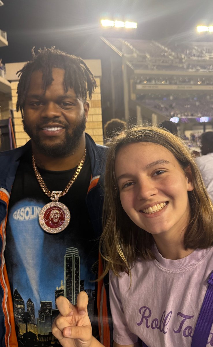 Roll_Toad's tweet image. Highlight of today was getting to see
@EddieLampkin25
  and getting another picture with our youngest
Thanks Eddie!
@GoFrogs