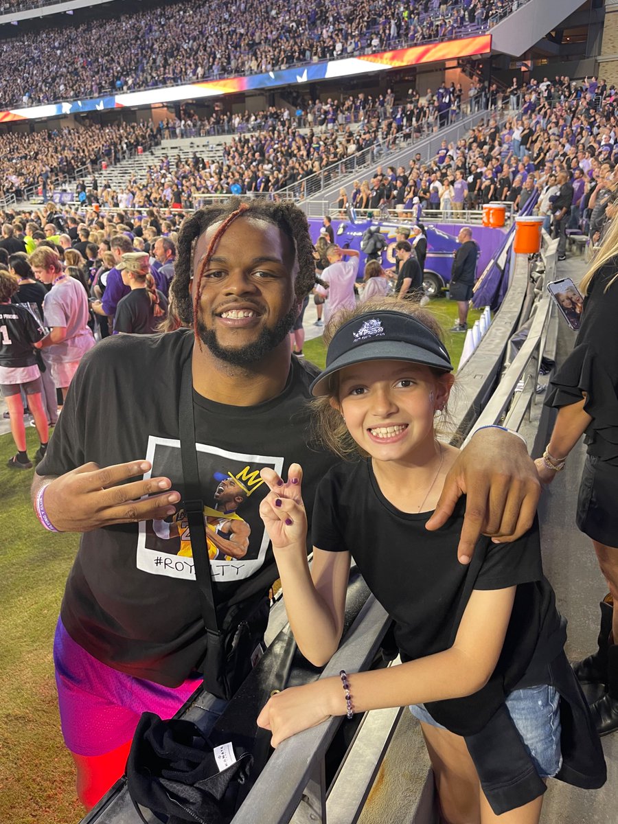 Roll_Toad's tweet image. Highlight of today was getting to see
@EddieLampkin25
  and getting another picture with our youngest
Thanks Eddie!
@GoFrogs