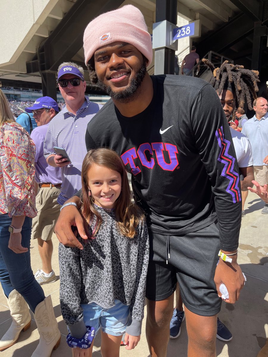 Roll_Toad's tweet image. Highlight of today was getting to see
@EddieLampkin25
  and getting another picture with our youngest
Thanks Eddie!
@GoFrogs