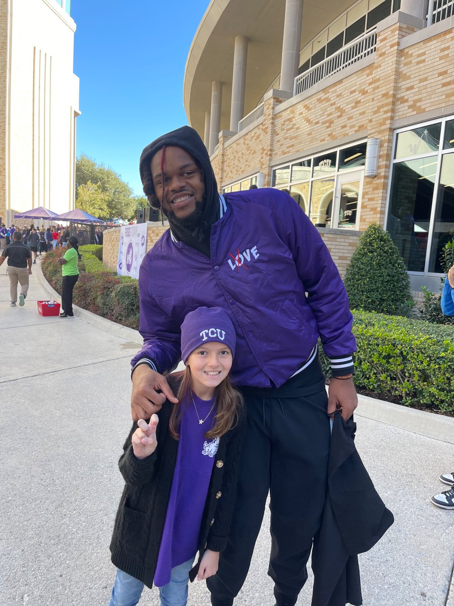 Roll_Toad's tweet image. Highlight of today was getting to see
@EddieLampkin25
  and getting another picture with our youngest
Thanks Eddie!
@GoFrogs