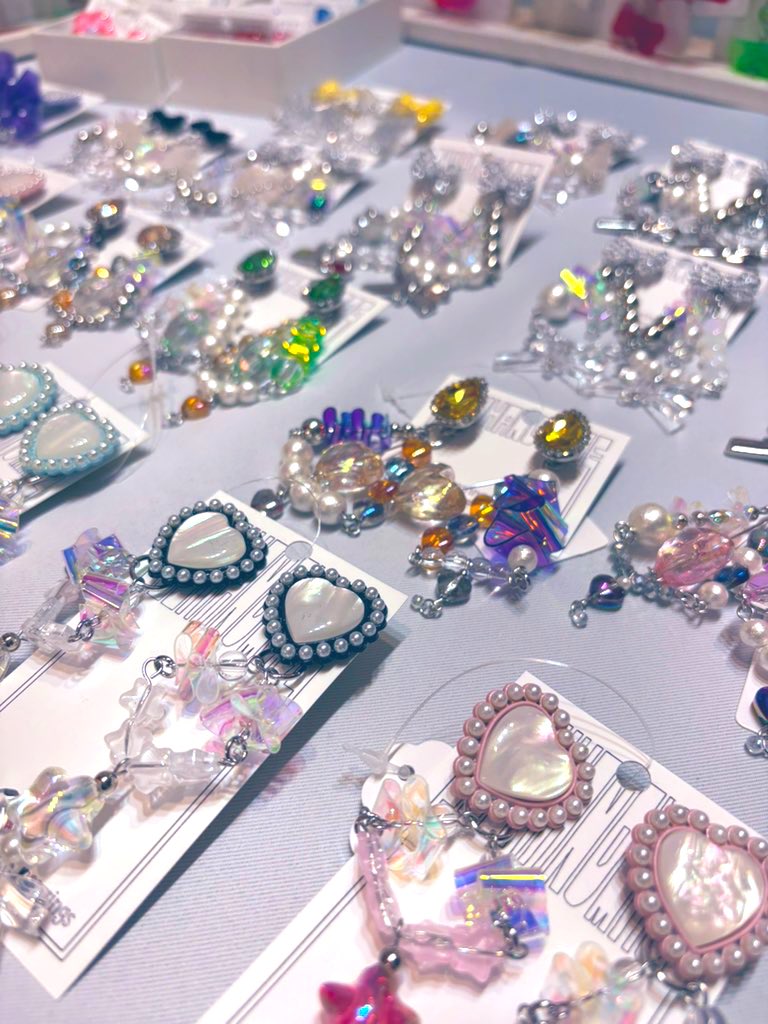 suu_handmade19's tweet photo. 🙇‍♀️リポストして頂けますと嬉しいです🙇‍♀️
♡2025年11月15-16日
♡Suu.Handmade
♡ブース南館4階　Q-18

一年ぶりの出展です♪一点もののピアス、イヤリングを持っていきます☺️PVCのきらめきを体感してください💎
#デザフェス62お品書き #デザフェス62 
#デザフェス62リポスト
@designfesta https://t.co/0fWXUR3piL
