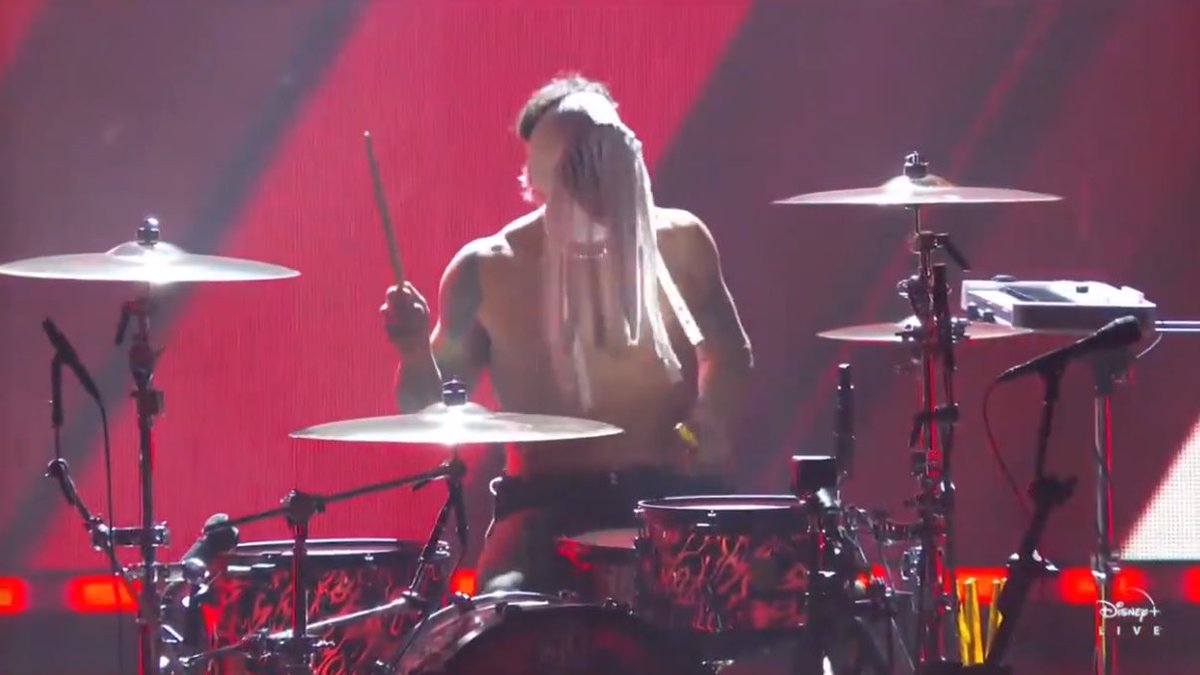 PilotsCraving's tweet photo. Twenty One Pilots honoring The White Stripes at #RockHall2025. https://t.co/wMQXW9DD48