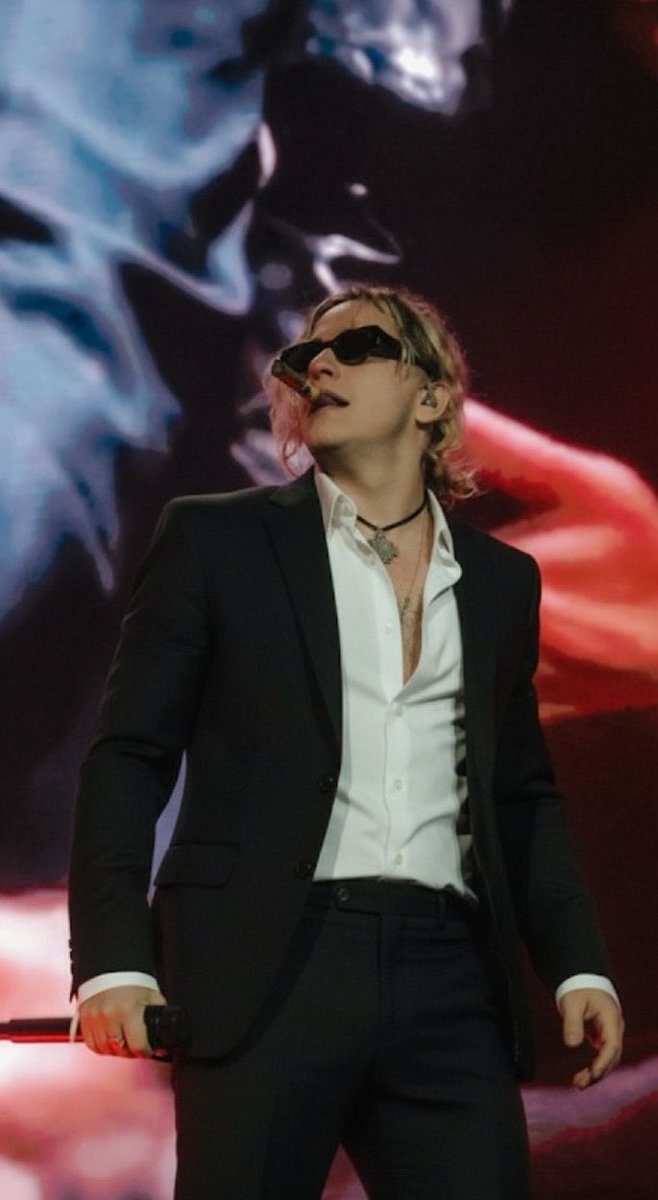 NO PUEDO MAS CON GUIDO EN TRAJE CHICAS me siento un poco mareada