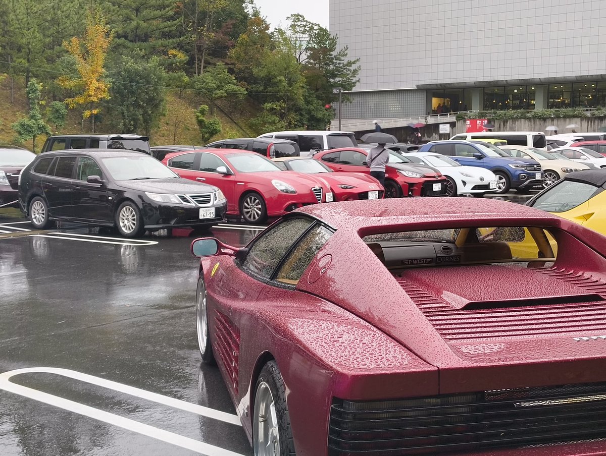 派手な主役がいるイベントの場ではしっかり引き立て役に回りつつ、さり気なく個性的でもある弊サーブの等身大の存在感が気に入っている。周りは年上しかいなくてもこの車のおかげで居心地よく過ごせるんだよね。