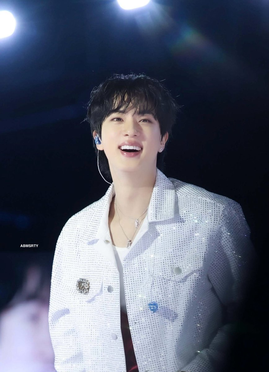 jwan_voo_7's tweet photo. I’m voting #Jin for #2025MAMAVOTE https://t.co/b4dmukbOXr