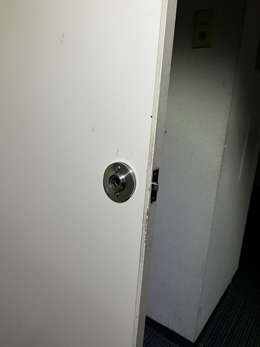 Klock_service's tweet photo. トイレのドアノブ交換をいたしました。
お世話になっている管理会社様より、テナントのトイレドアノブが破損している、との事で、交換のご依頼いただきました。
いつもありがとうございます！
#トイレのドアノブ交換
#ドアノブが壊れた
#鍵屋
#さいたま市
#鍵交換 https://t.co/ZBATGdspg8