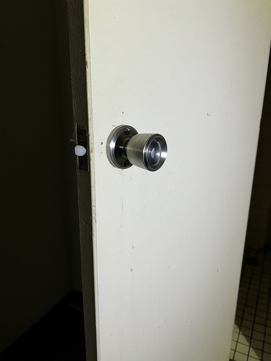 Klock_service's tweet photo. トイレのドアノブ交換をいたしました。
お世話になっている管理会社様より、テナントのトイレドアノブが破損している、との事で、交換のご依頼いただきました。
いつもありがとうございます！
#トイレのドアノブ交換
#ドアノブが壊れた
#鍵屋
#さいたま市
#鍵交換 https://t.co/ZBATGdspg8