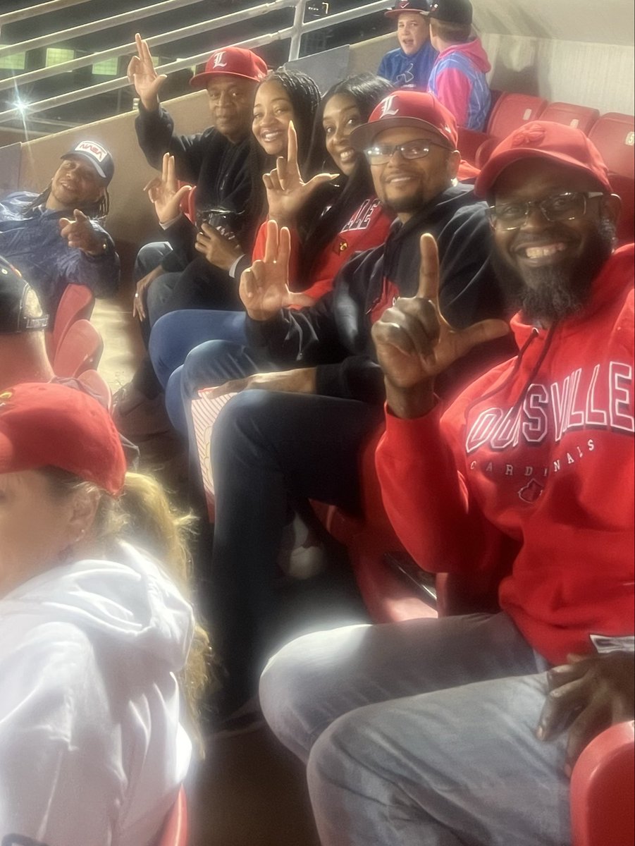 RodneyCox23's tweet photo. #GoCards get that “W” tonight 💯💯💯 https://t.co/ZcjBW01Kss
