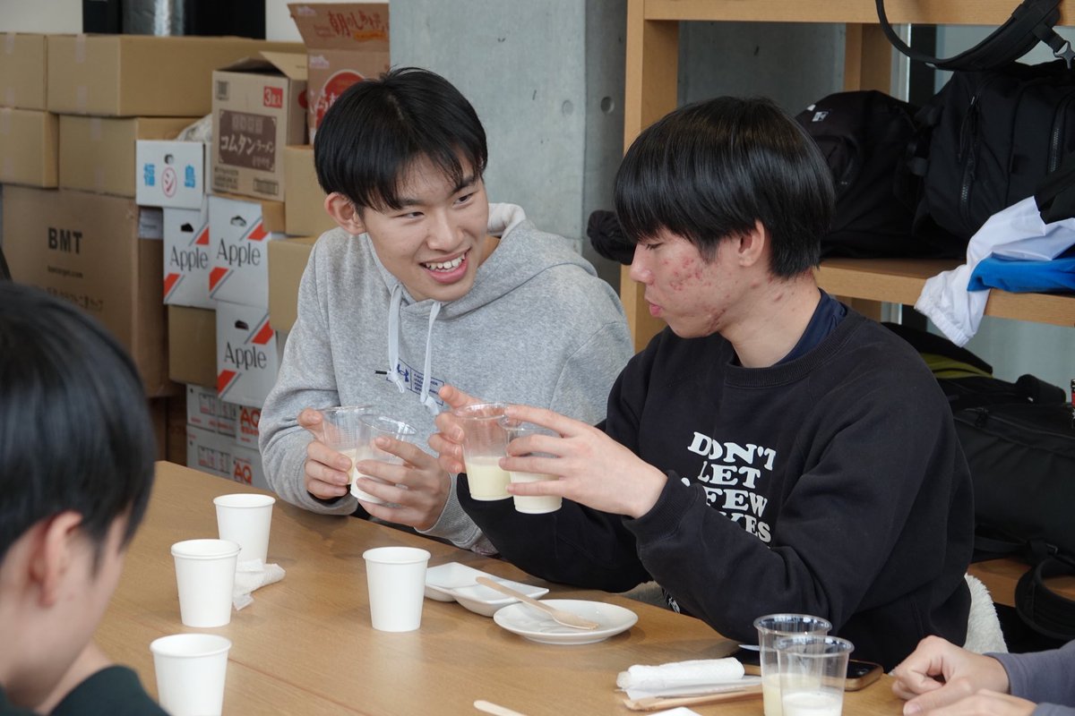kubotaagrifront's tweet photo. 【特別講演】
北海道大学の小林教授による『アグリのおいしさと楽しさを知ろう』が開催されました!
味覚や嗅覚、触覚をフル活用して、ジャガイモの食べ比べや、牛乳の飲み比べを行いました🥔🥛🐄
味の違いが生まれる背景や、品種による違いについて、実際に体験しながら学びました!
#AGRIWEEK https://t.co/jsuujaxmid