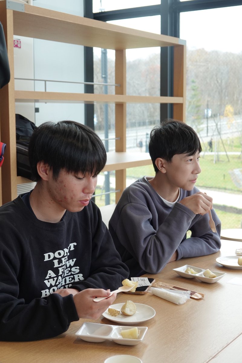 kubotaagrifront's tweet photo. 【特別講演】
北海道大学の小林教授による『アグリのおいしさと楽しさを知ろう』が開催されました!
味覚や嗅覚、触覚をフル活用して、ジャガイモの食べ比べや、牛乳の飲み比べを行いました🥔🥛🐄
味の違いが生まれる背景や、品種による違いについて、実際に体験しながら学びました!
#AGRIWEEK https://t.co/jsuujaxmid