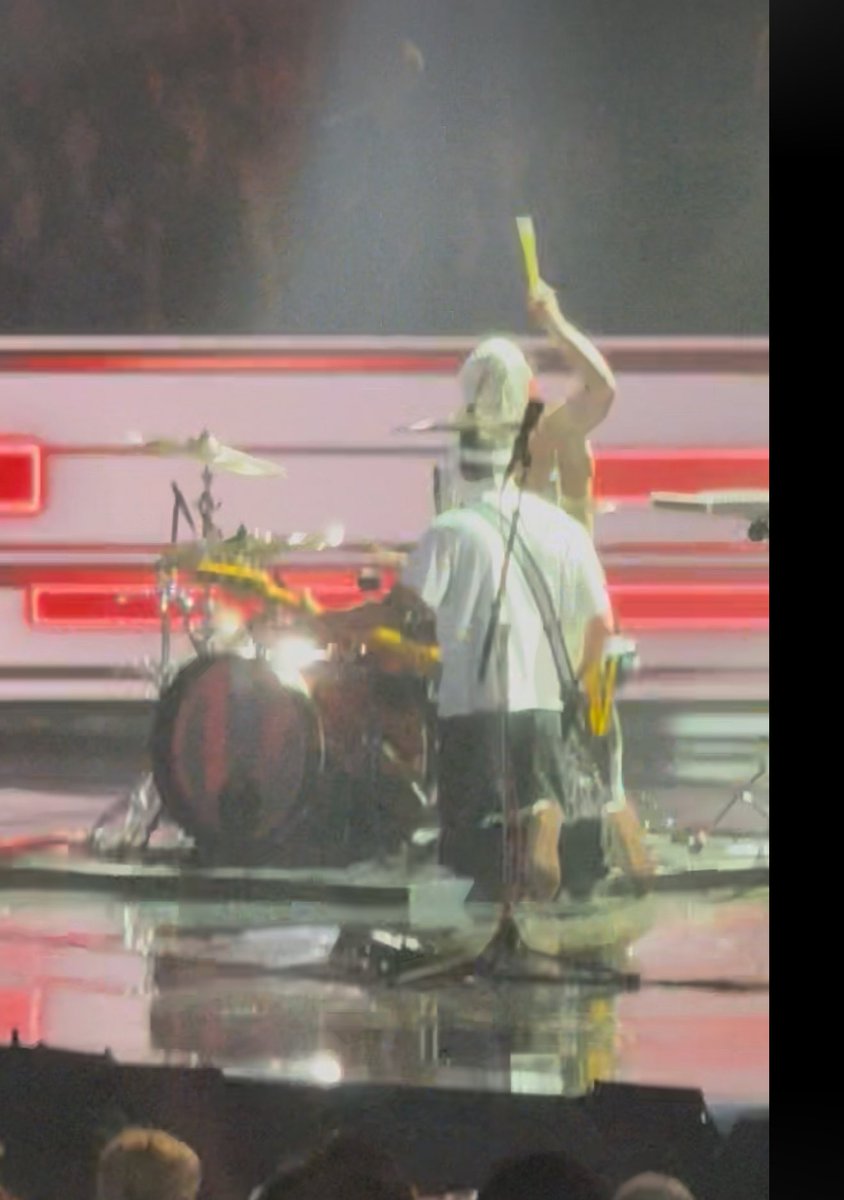 Robin Wray |-/ tweet media