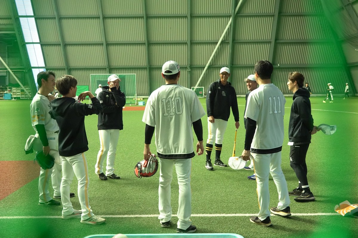 takafullc2's tweet photo. #斉藤和巳 2軍監督と、打撃投手の方々📷

#sbhawks #鷹フル https://t.co/buR9PaKHVu