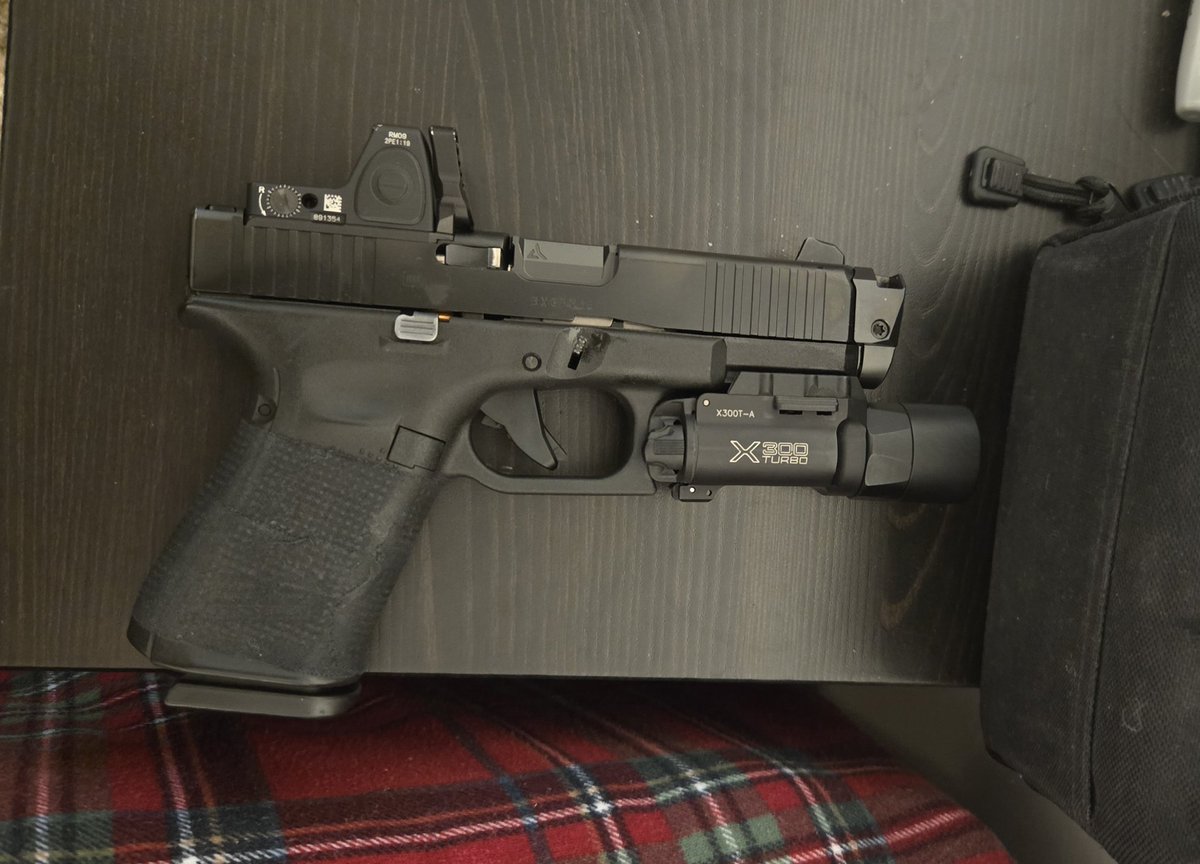weirdedbeardo1's tweet photo. @Elwood_B__ @WeaponOutfitter Glock 19 https://t.co/wrO9SHyiR9