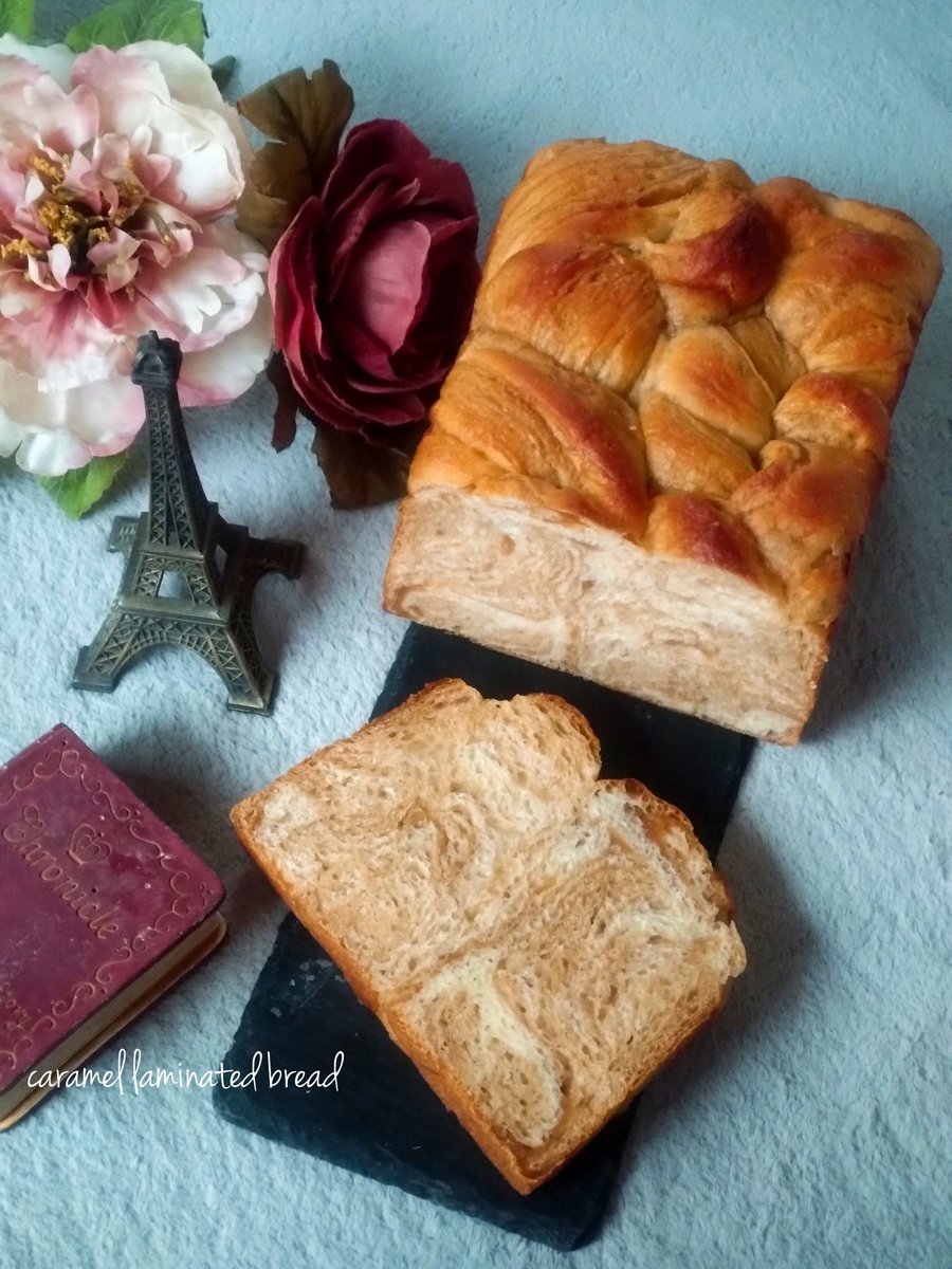 B86gt's tweet photo. 🍞キャラメルシート折り込みパン

#キャラメルソース　#キャラメル
#折り込みパン　#食パン
#お菓子作り好きな人と繋がりたい https://t.co/pRiYSf6hjP