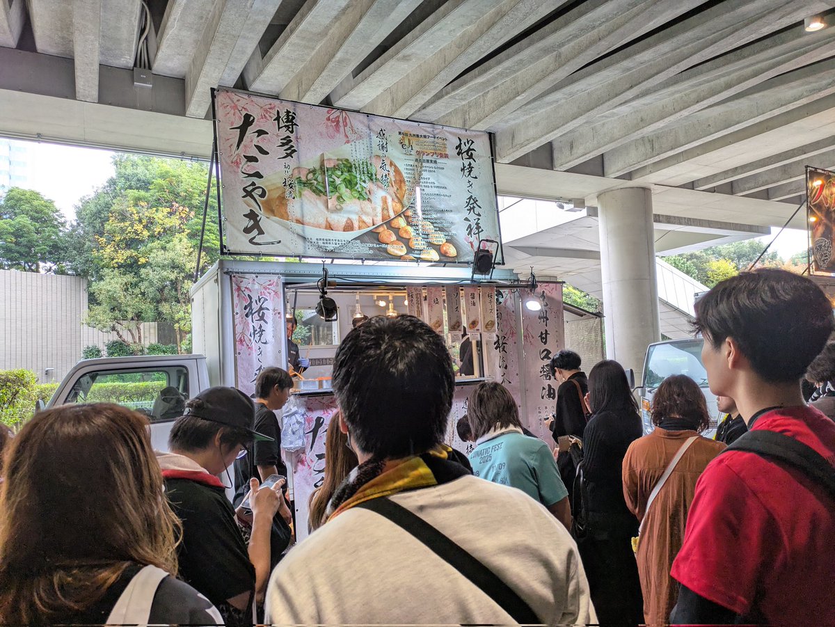 lunar_u_h's tweet image. お花を撮った後、しんちゃんへのメッセージを送り、今たこ焼きに並んでる。