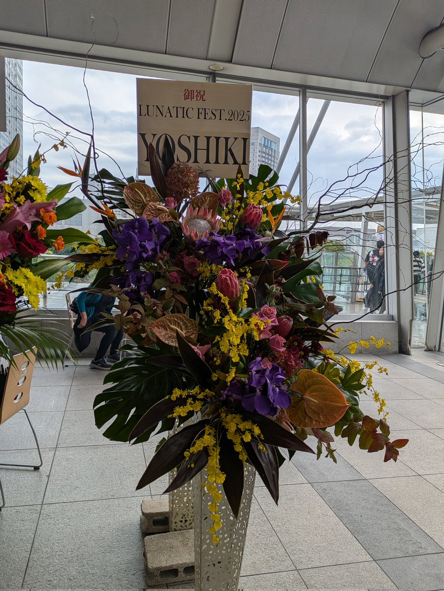 lunar_u_h's tweet image. お花を撮った後、しんちゃんへのメッセージを送り、今たこ焼きに並んでる。