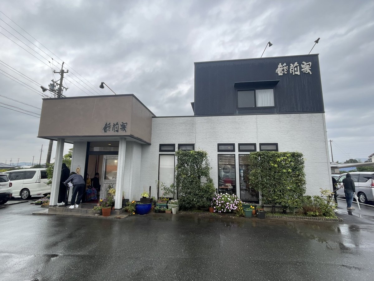 SAILOR_twit's tweet photo. 蔵前屋

#中ラーメン 1,100円 #キャベチャー 150円 #蔵前屋 
　9:20頃到着長蛇の列。110分待ち懐かしい店内。器の蔵前屋が懐かしい。スープは以前より醤油味が濃いかな？後からクリーミーさが訪れます。途中でキャベチャーを丼にオンしキャベツをスープに浸して麺と一緒に食べるのかお気に入り。 https://t.co/6DtrDeUpAS
