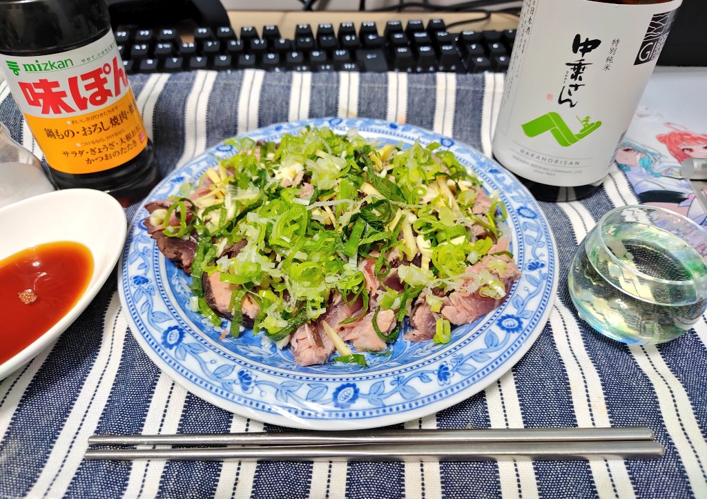 0304mochi's tweet photo. 雨降ってて外に運動しに行けないので、カツオのたたきをキメちゃいます🐟( '-' 🐟 ) https://t.co/l4arGc9WES