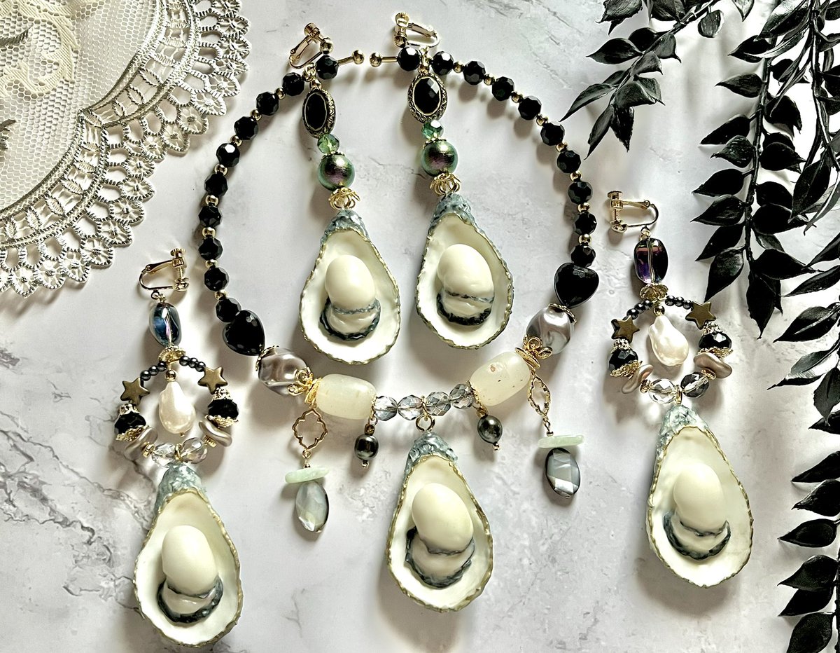 KOOOOUUUUKAAAA's tweet image. 服の上から装飾的に身につけるfashionアイテムとしてのアウターランジェリーを制作するMILHAE.と、架空の異国を旅するエキゾチック＆シノワズリなアクセサリーを制作するAPOLIAの合同出店です✨️💖

🌹MILAPO.(みるあぽ)
🌹両日
🌹南館4F  P-426〜430
@designfesta 
#デザフェス62リポスト