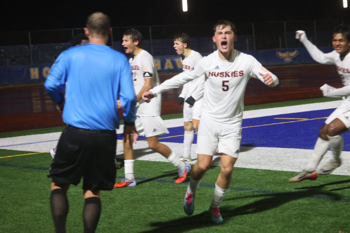 NNHS_Athletics_'s tweet photo. GOALLLLLLL!!

Andrew Hebron ties it up for the Huskies with 1:30 left in the game!

@NNHuskiesoccer 2, St. Laurence 2

Driven to COMPETE https://t.co/wIeNEZuPrA