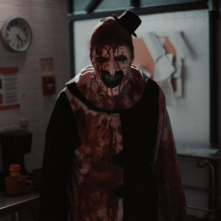 whisperingpawz's tweet image. Screencap redraw I suppose BLEHHHHH if I get 5 likes I&apos;ll draw him getting a bath 🫶

#arttheclown #terrifier #horrortwt