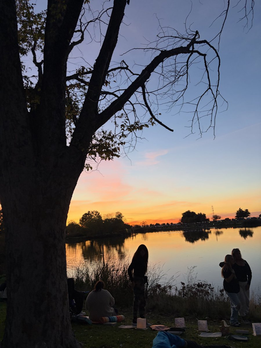 mootszn's tweet photo. went to the water lantern festival 💛💛 https://t.co/OrU4dwkwUQ