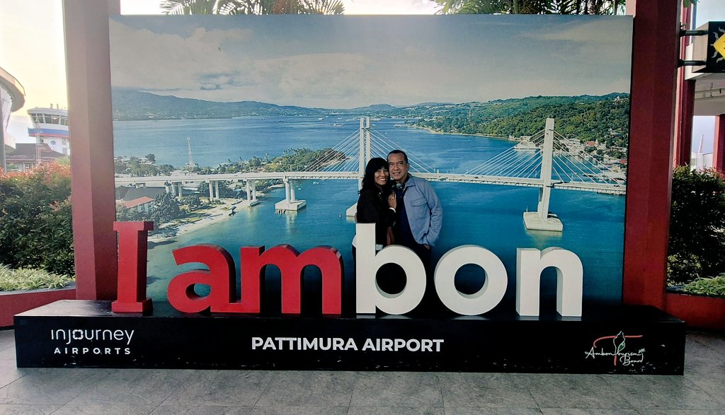 Have a nice weekend football fans ⚽🎉

Salam dari Oom <a href="/VvanBronckhorst/">Victor v Bronckhorst</a> &amp; Tante Fransien, orang tua dari legenda <a href="/OnsOranje/">OnsOranje</a> keturunan Indonesia <a href="/The_real_Gio/">Gio van Bronckhorst</a>, yang saat ini sedang berada di Ambon 🇳🇱🤗🇮🇩

<a href="/KNVB/">KNVB</a> <a href="/NLinIndonesia/">NL Embassy Indonesia</a> 

#NothingLikeOranje #BelandaJuara #KeturunanIndonesia