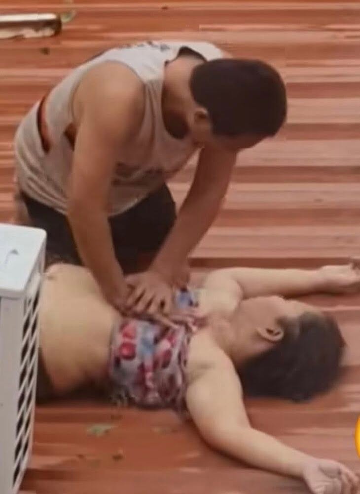 One of the most heartbreaking photos which emerged during the onslaught of #TyphoonTino. 

Man tries to save his partner performing CPR on a rooftop, hoping she would survive as the floodwater raged below. 😭💔